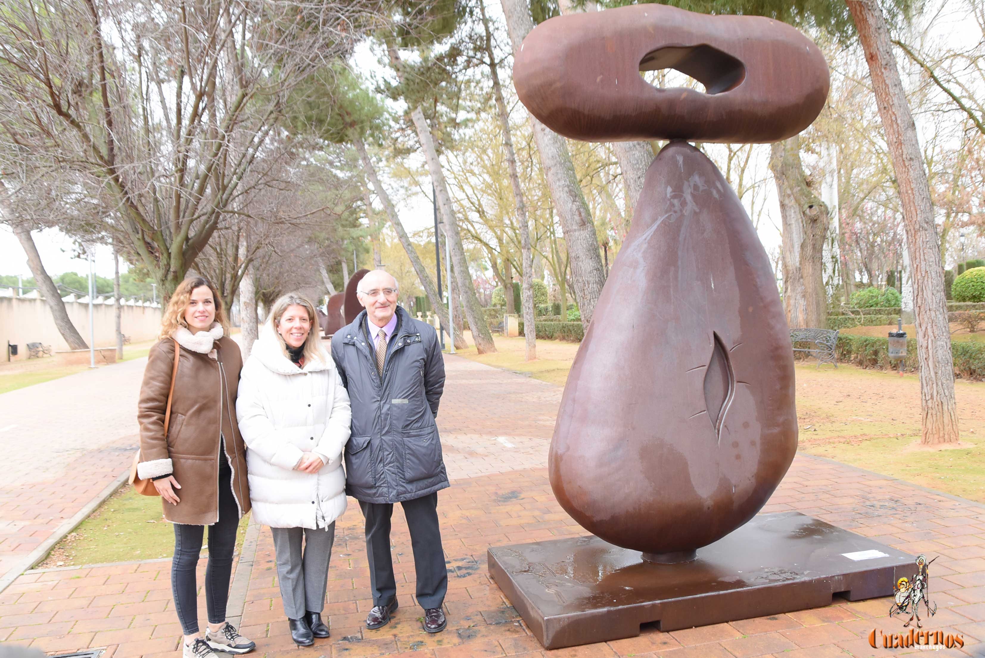 Inaugurada la exposición del artista asturiano Juan Méjica con siete obras de arte de casi 4 metros de altura y 5 toneladas de peso