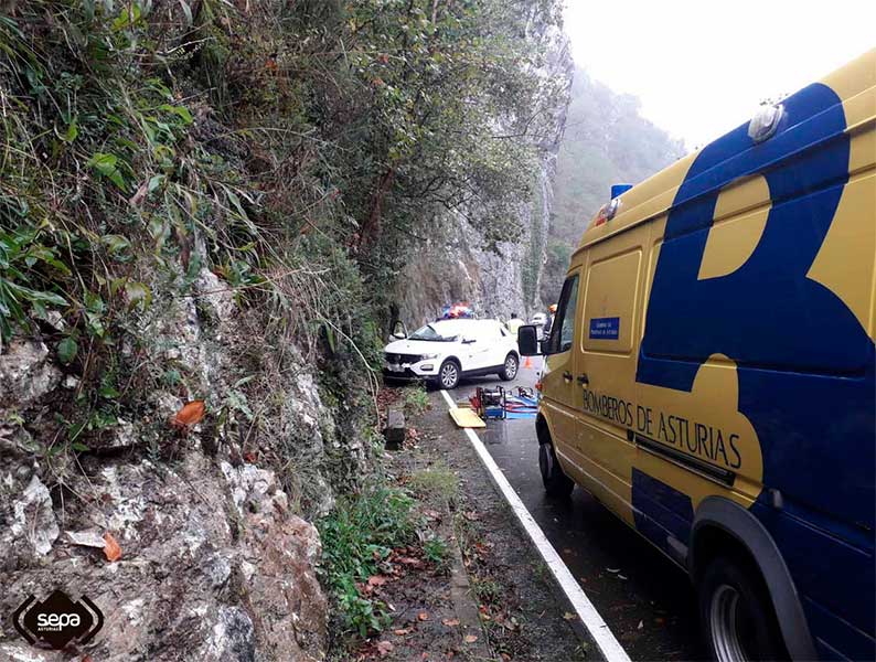 Fallece un vecino de Tomelloso tras caer sobre el coche en el que circulaba una piedra en la AS-114 en Peñamellera Alta