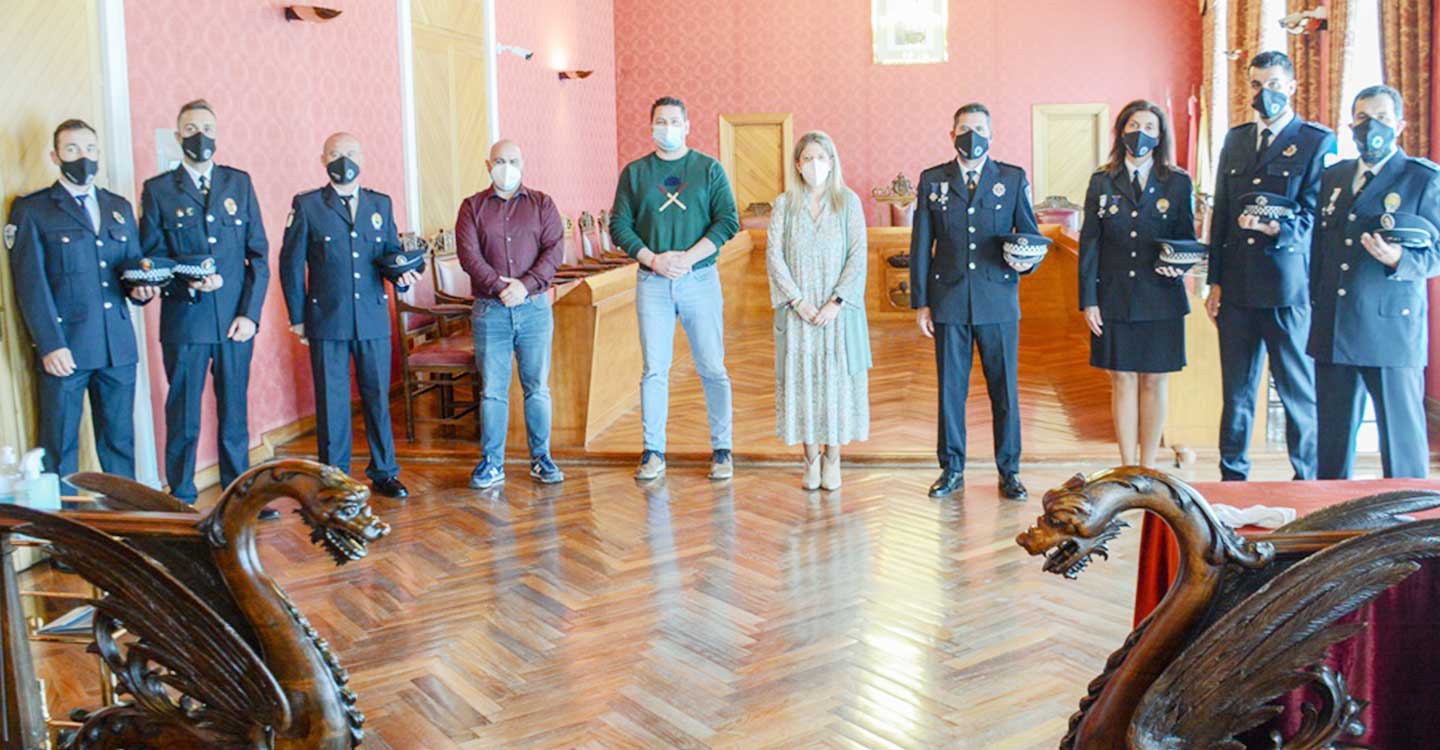 La alcaldesa felicita a los 6 nuevos oficiales del Cuerpo de la Policía Local de Tomelloso
