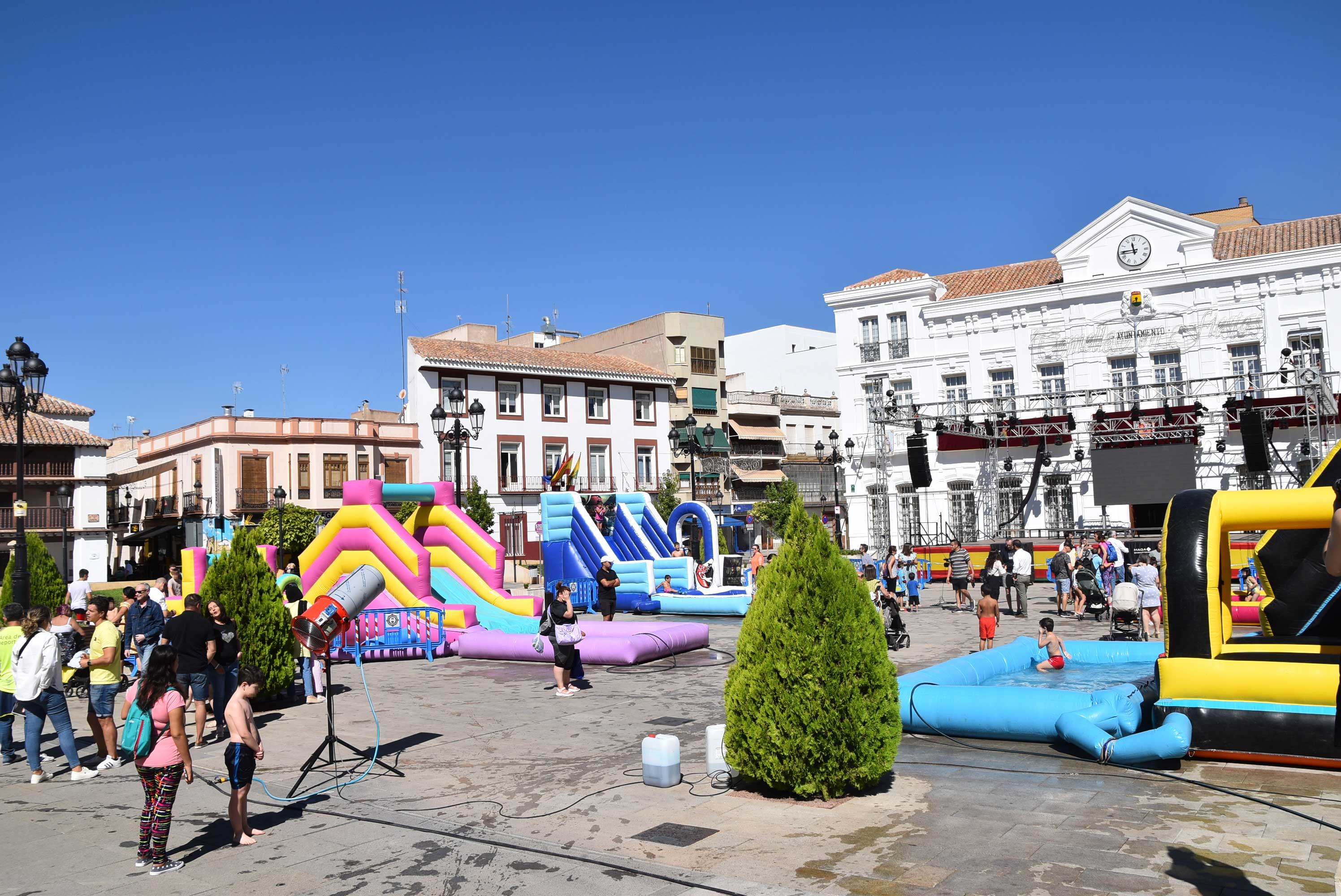 Los más pequeños disfrutan de la Holi Fiesta Deportiva Acuática