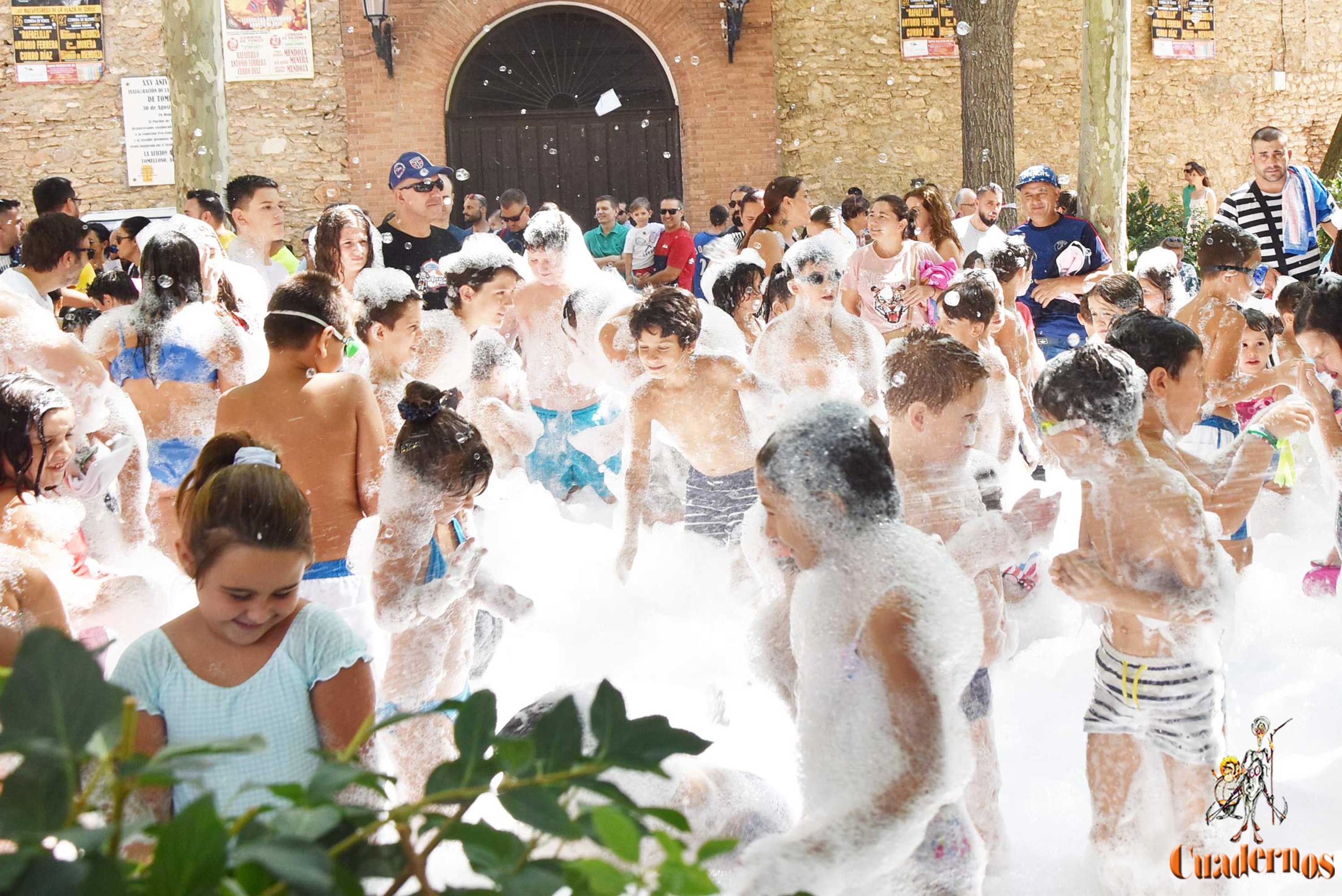 El Paseo de las Moreras cubierto de espuma para el disfrute de los más pequeños