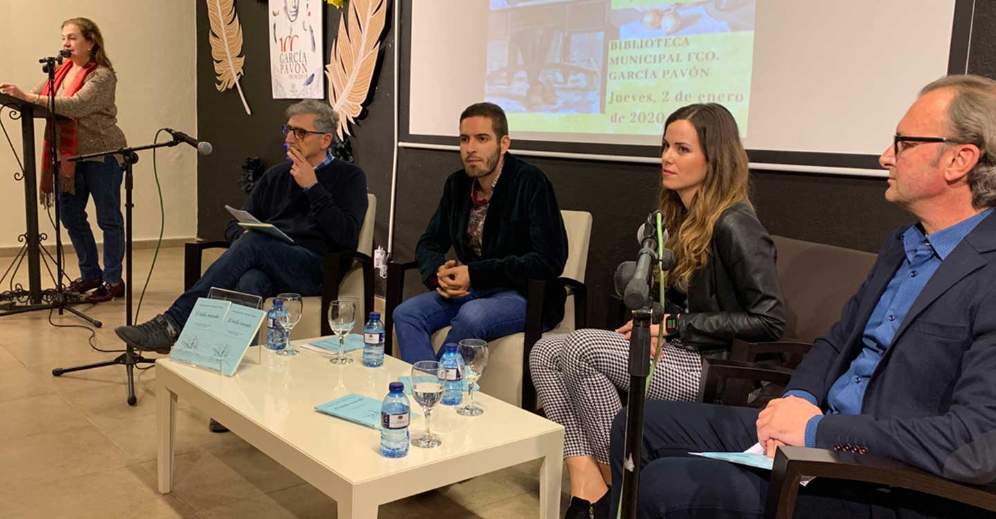 Francisco Javier Navarro Prieto presentó su nueva obra en Tomelloso llamada El Bello Mundo y manifestó sentirse muy afortunado y agradecido por el Premio de Poesía Joven Antonio Carvajal