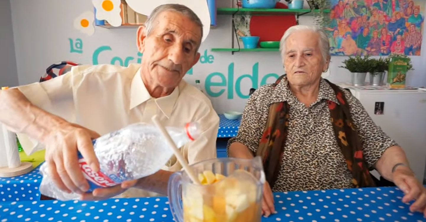 Las personas mayores de Fundación Elder felicitan la Feria y Fiestas 2022 con una rica zurra tomellosera