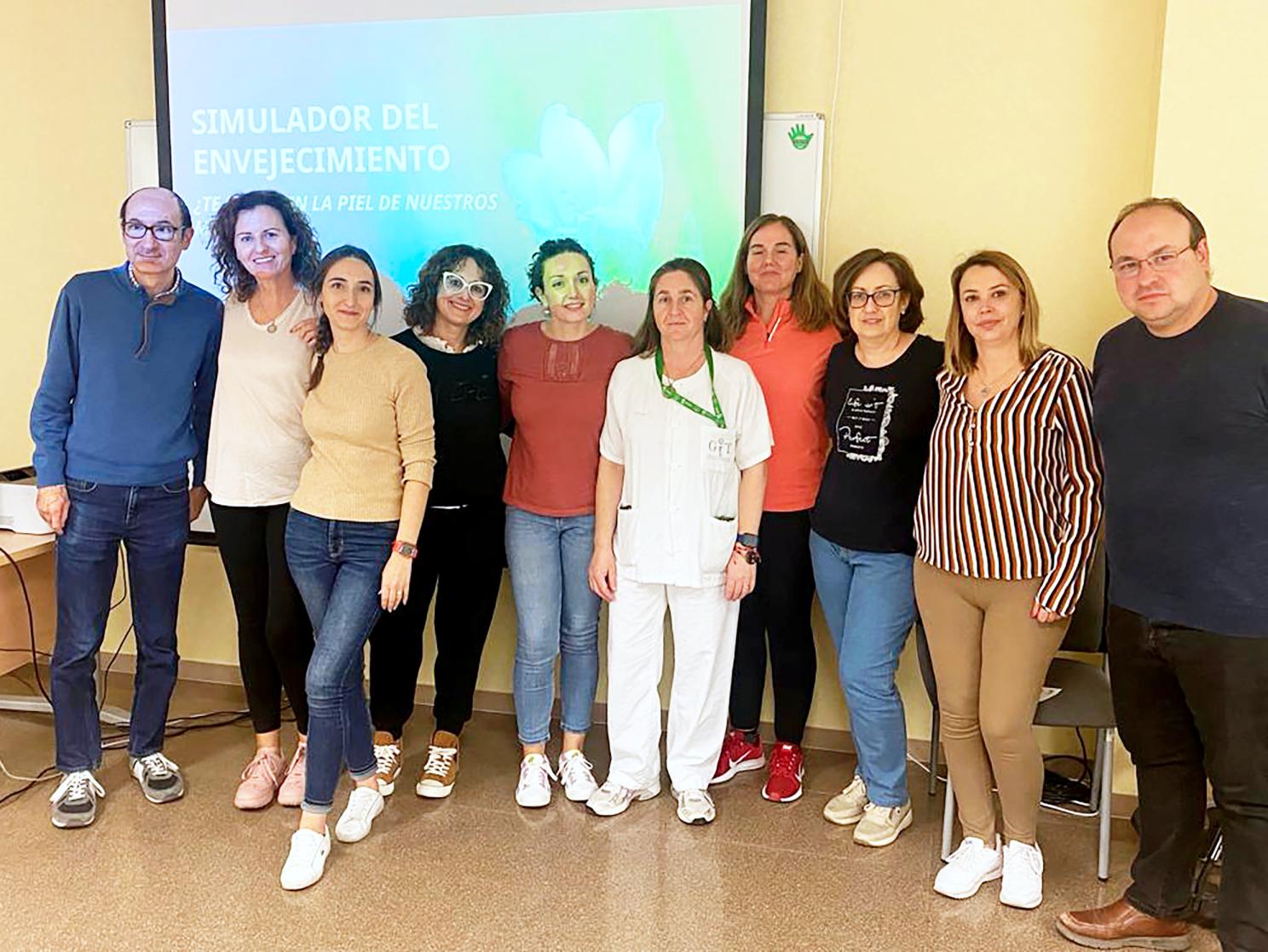 Profesionales sanitarios de la Gerencia de Tomelloso experimentan las dificultades físicas y sensoriales de las personas ancianas y dependientes