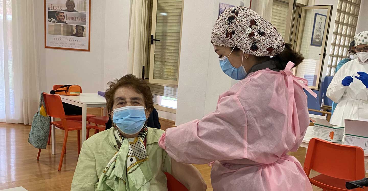 Hortensia Vallés, de 91 años y residente de Elder, primera tomellosera en recibir la segunda dosis de la vacuna contra la COVID-19