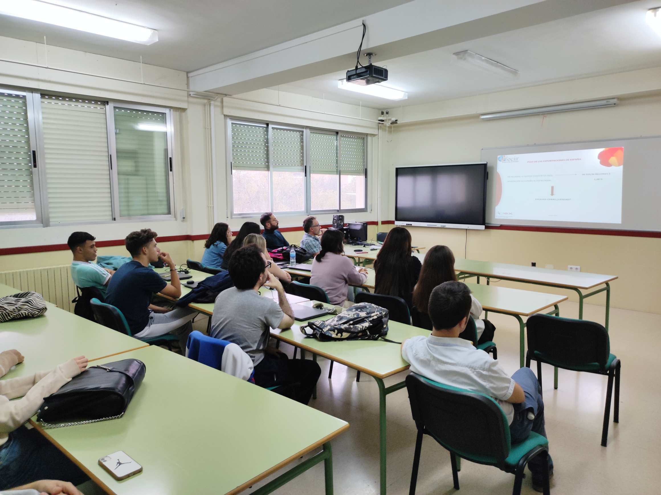 Los alumnos y alumnas del Ciclo de Grado Superior de “Comercio Internacional”  del IES Francisco García Pavón de Tomelloso se forman con una jornada impartida por FECIR