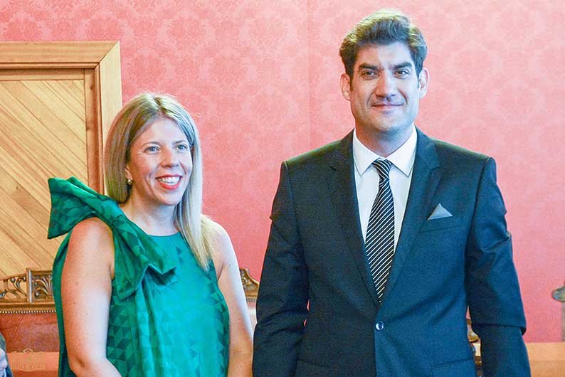 
Inmaculada Jiménez felicita a Manuel Fuentes por el premio a la Innovación Aeronáutica 2021
