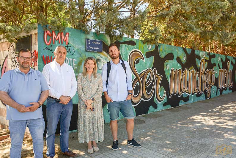 Inmaculada Jiménez felicita a Rafael Rodrigo por un nuevo trabajo de arte urbano
