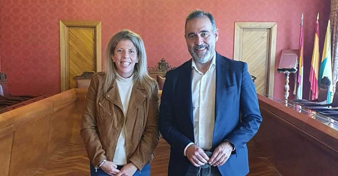 Inmaculada Jiménez recibe al alcalde de Ibi en el Ayuntamiento de Tomelloso
