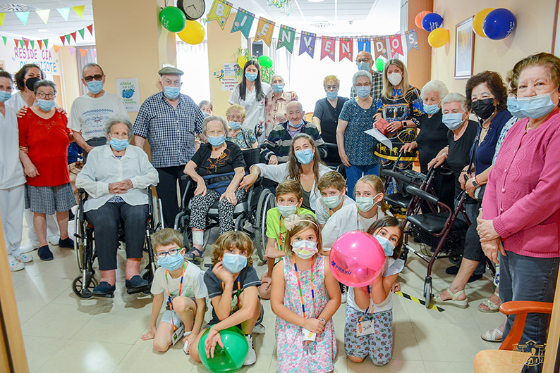 Inmaculada Jiménez participa en una actividad intergeneracional de la residencia Don Quijote
