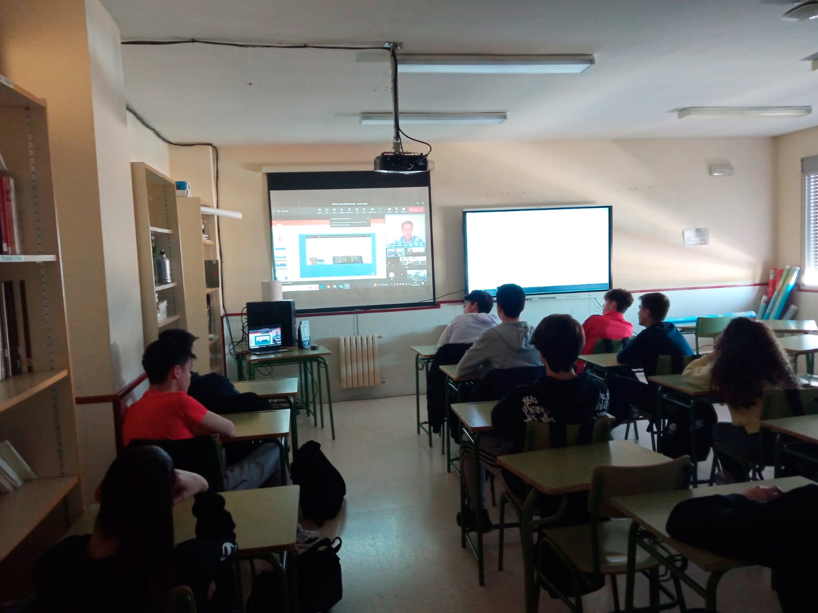 El presentador de “Aquí La Tierra”, Jacob Petrus, ofreció una jugosa videconferencia sobre el Cambio Climático al alumnado del IES Eladio Cabañero