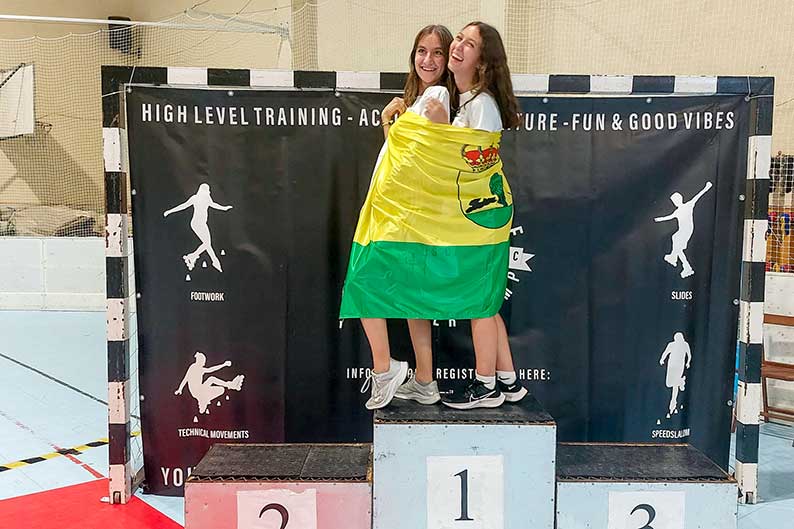 Javier Navarro felicita a las patinadoras Clara Serna e Inma García por sus buenos resultados en una competición internacional
