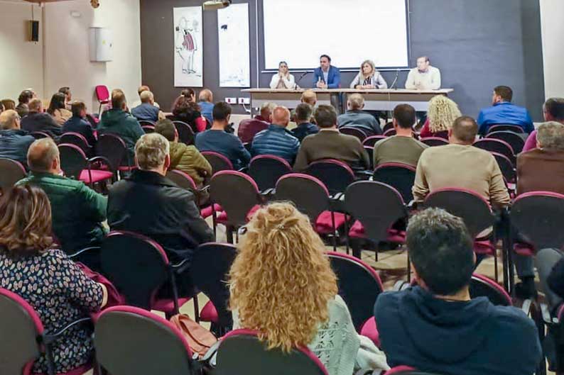 El alcalde de Tomelloso, Javier Navarro, mantiene un encuentro con agricultores de la ciudad