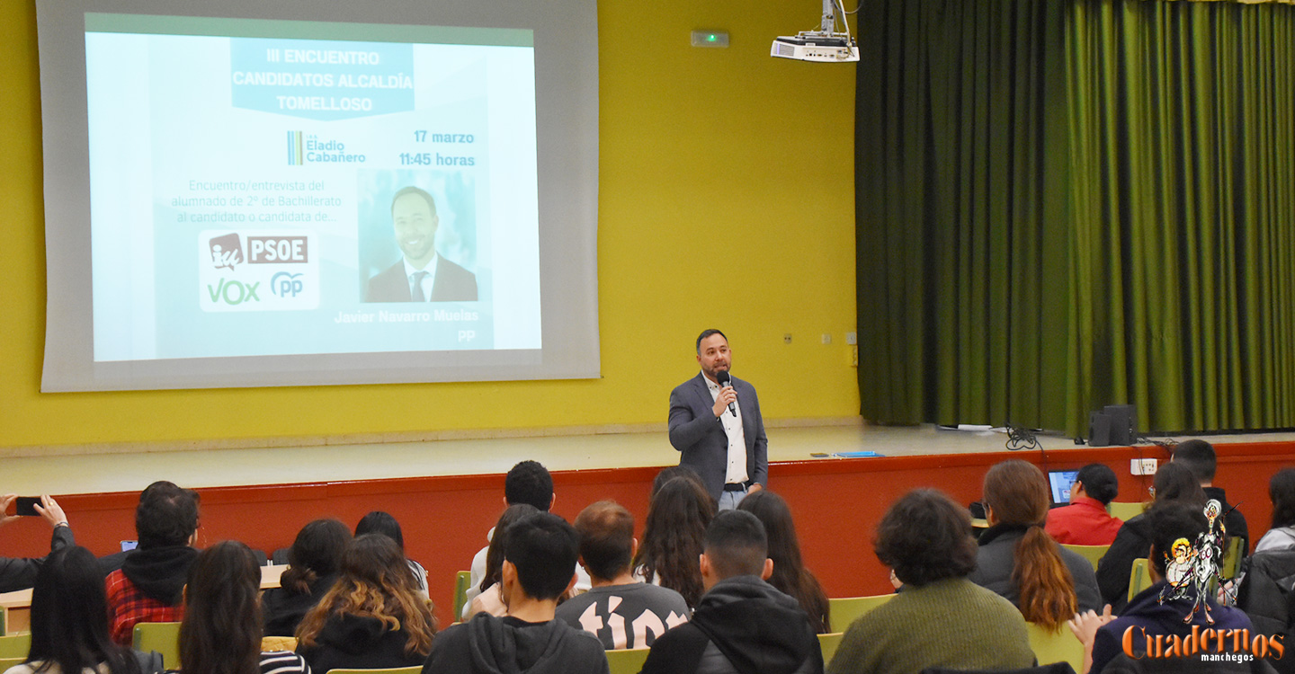 Javier Navarro explica las propuestas del Partido Popular de Tomelloso al alumnado del IES Eladio Cabañero