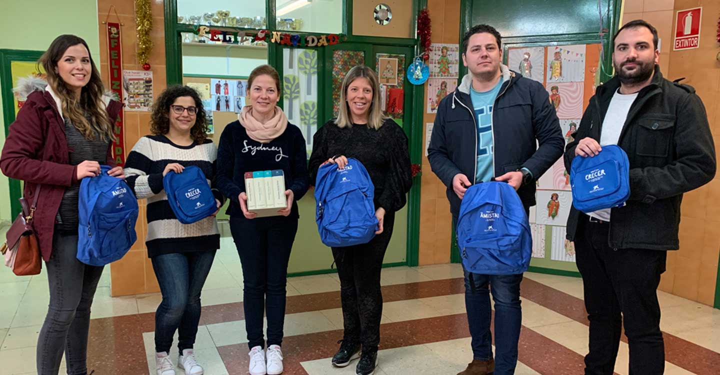 Jiménez visita el colegio Almirante Topete de Tomelloso para hacer entrega de las obras de Pavón y de varios lotes de material escolar
