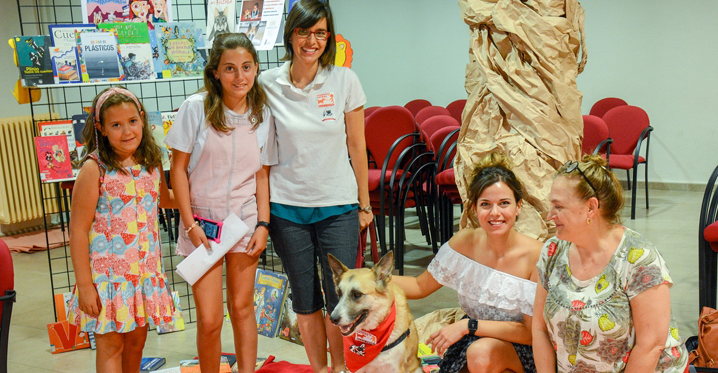 La Biblioteca acoge el sorprendente taller “Perros y Letras”