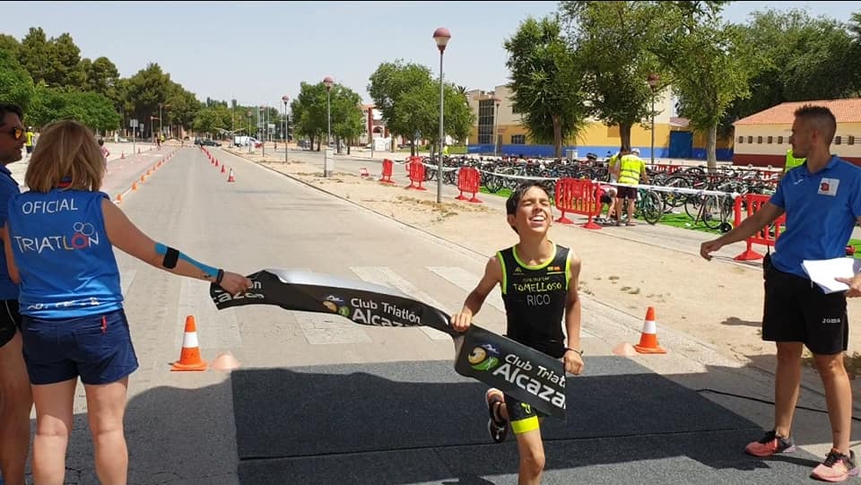 Laura Gallego y Javier Rico campeones en el circuito regional de Triatlón en Castilla-La Mancha en distintas categorías