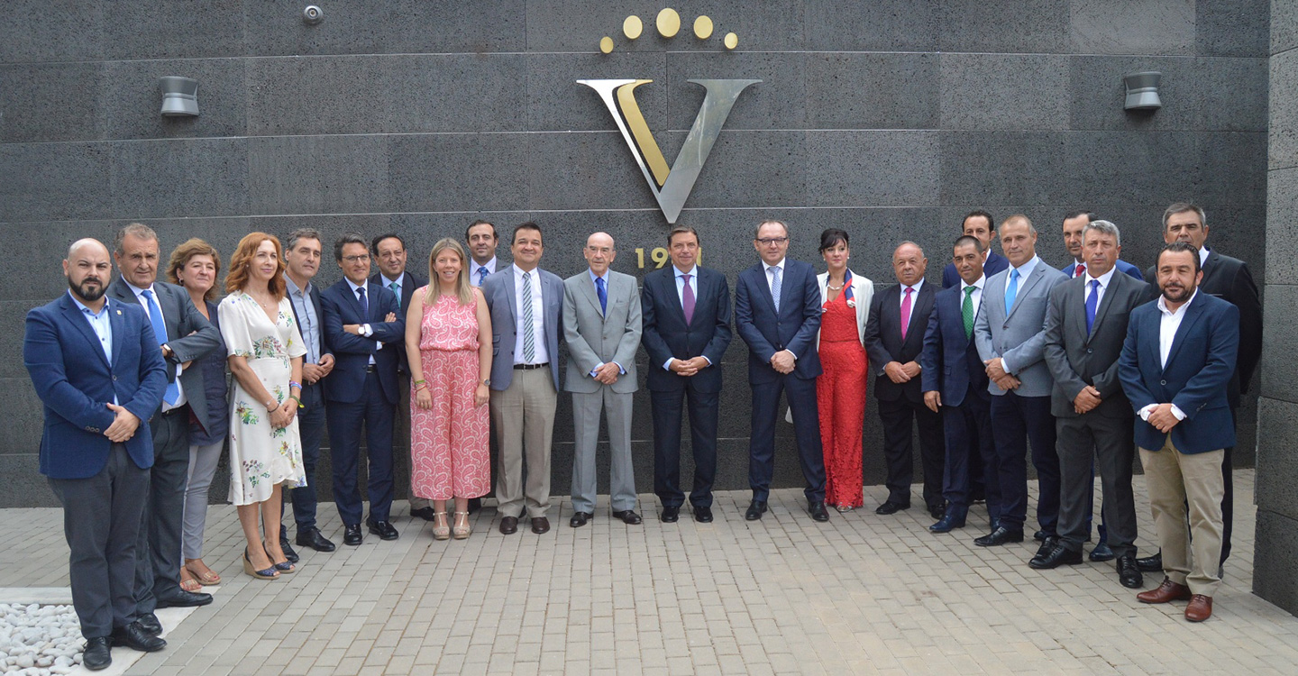 Luis Planas visita en Tomelloso las instalaciones de Virgen de las Viñas Bodega y Almazara