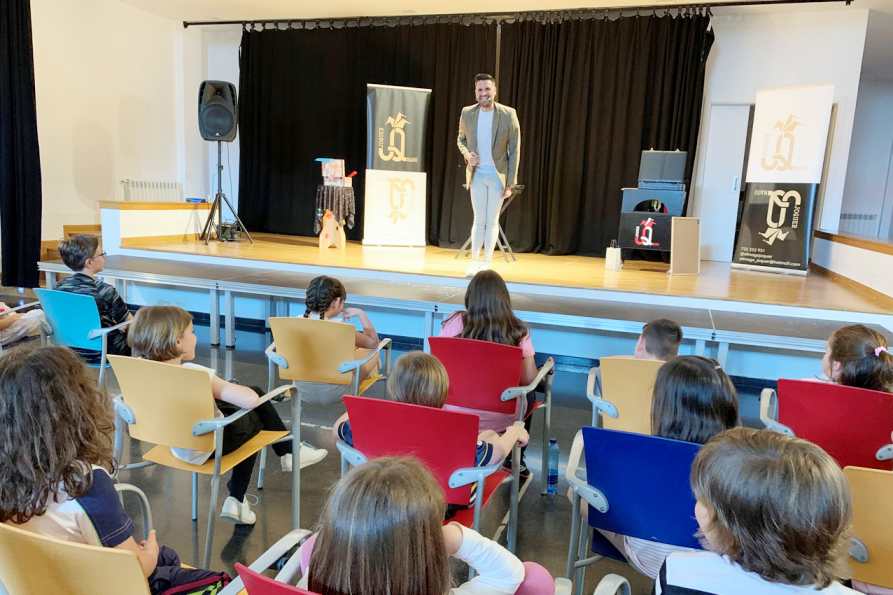 El Mago JoQuer deja boquiabiertos a los niños, en el Día de la Infancia, con su divertido espectáculo “Magia de las Emociones” y el taller “No es cuestión de edades”