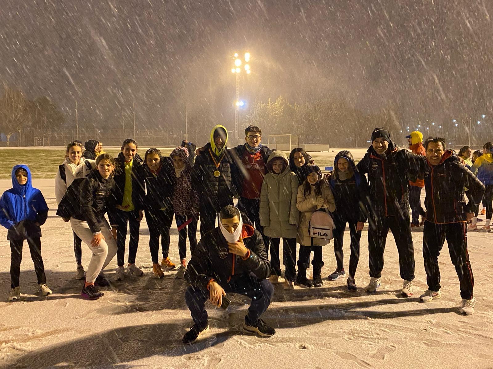 Increíble jornada de la Manchathon Academy en el Campeonato Provincial de Pista a pesar de la nevada