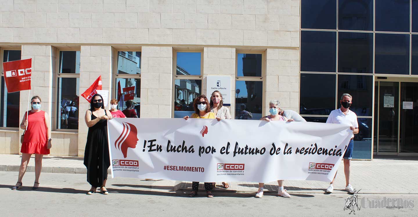 CCOO ha exigido esta misma mañana en una concentración a las puertas de la Residencia Elder de Tomelloso la dimisión del director y del patronato