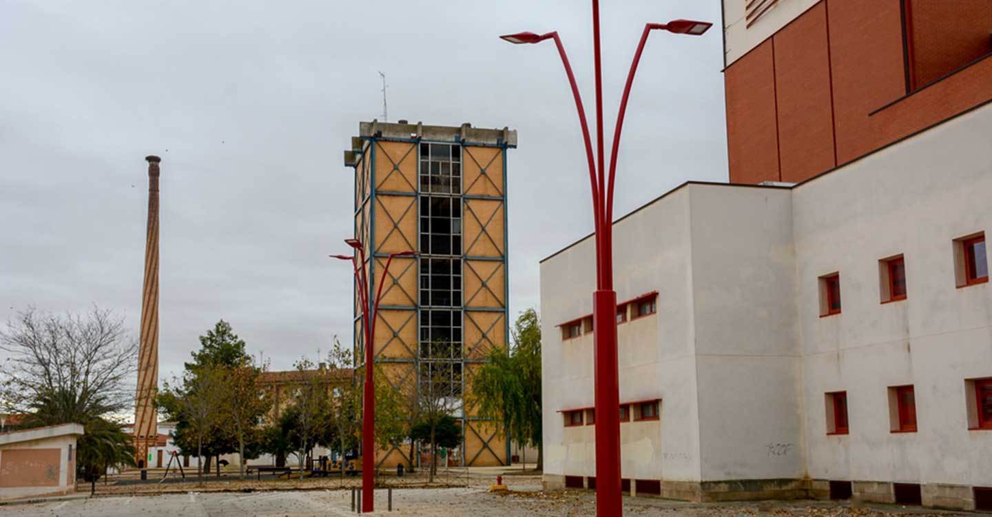 Con la iluminación del parking, finalizan las mejoras en el entorno del teatro municipal de Tomelloso
