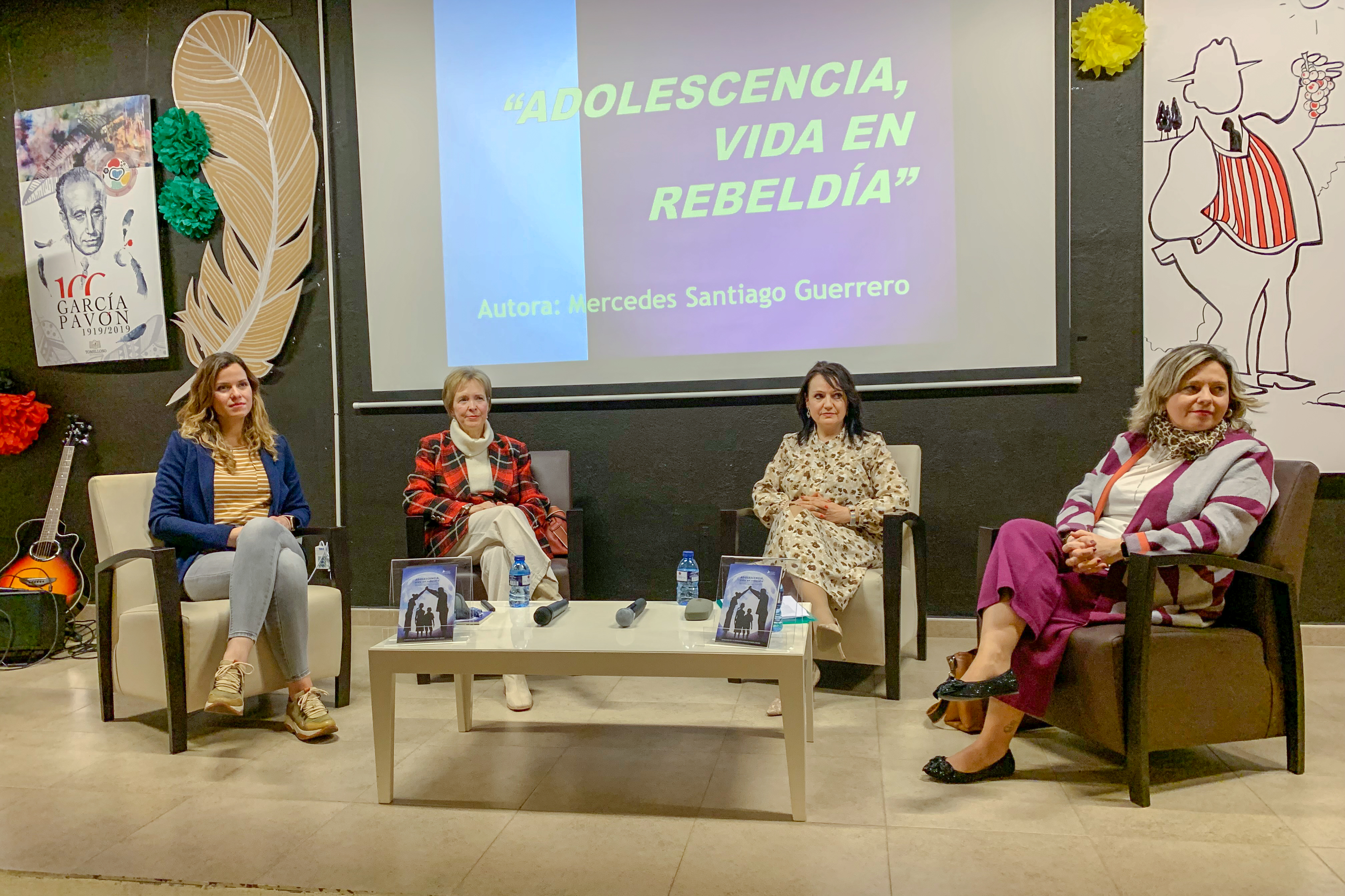 Mercedes Santiago presenta en la Biblioteca Municipal su poemario “Adolescencia, vida en rebeldía”
