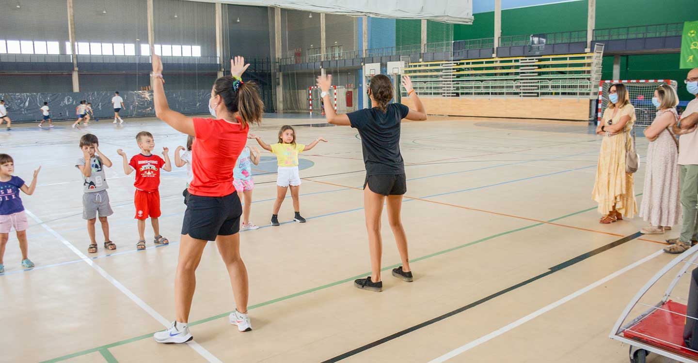 Montse Moreno visita el Campamento Urbano y la Escuela Especial de Verano