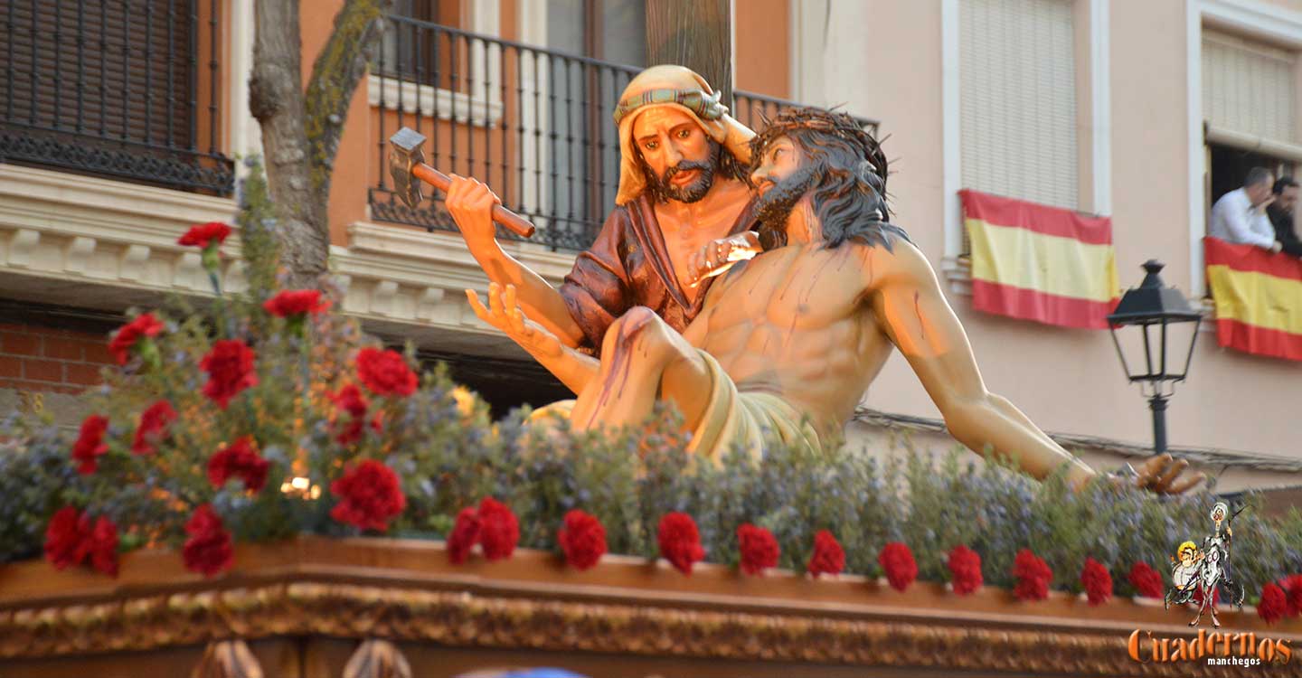 La procesión "Muerte y Entierro de Cristo" recorre las abarrotadas calles de Tomelloso 