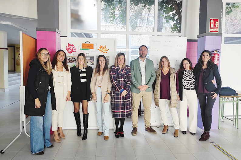 Navarro asiste en el IES García Pavón a la mesa redonda “El poder del emprendimiento femenino, mujeres que inspiran”
