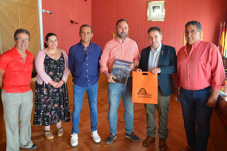 Navarro recibe al alcalde de Casarabonela (Málaga)