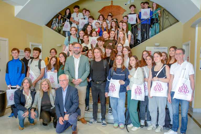 Javier Navarro da la bienvenida a los participantes en el intercambio cultural Tomelloso-Niort