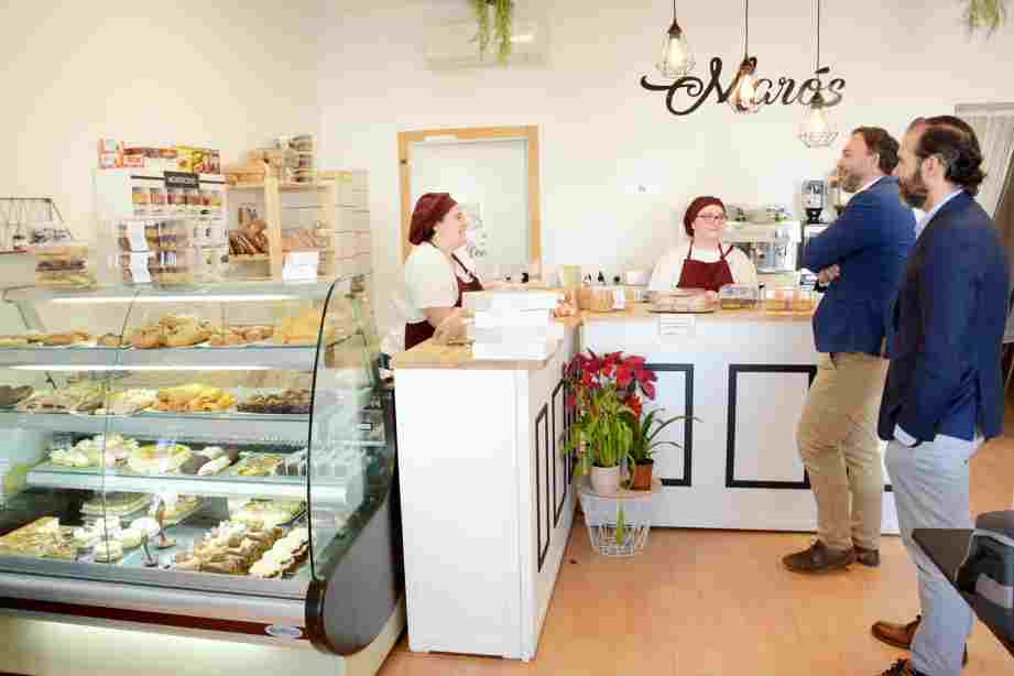 Pastelería Maros de Tomelloso: especialistas en las típicas hojuelas, rosquillos, torrijas y flores, además de su producto estrella, la tarta de Santiago