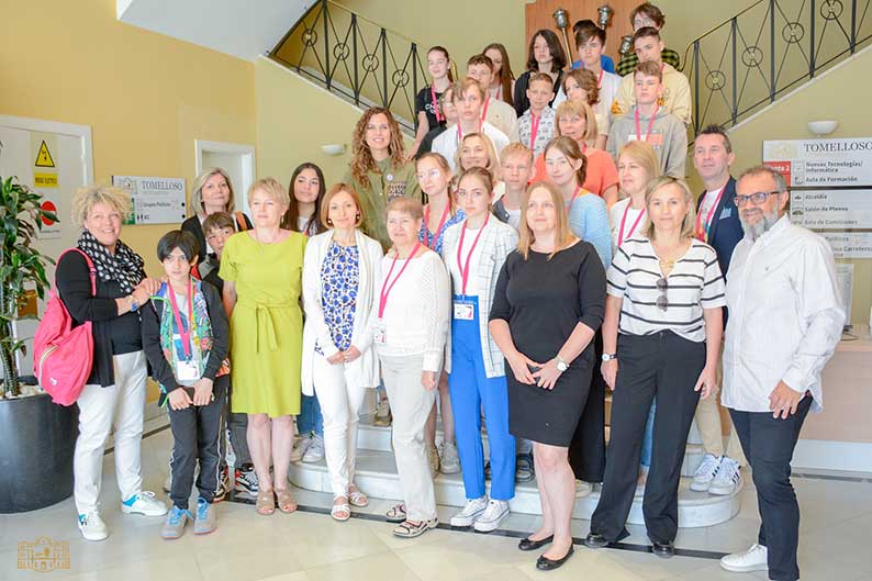 Profesores y alumnos del IES García Pavón y otros tres centros de Estonia, Polonia e Italia, participantes en un Erasmus +, son recibidos en el Ayuntamiento