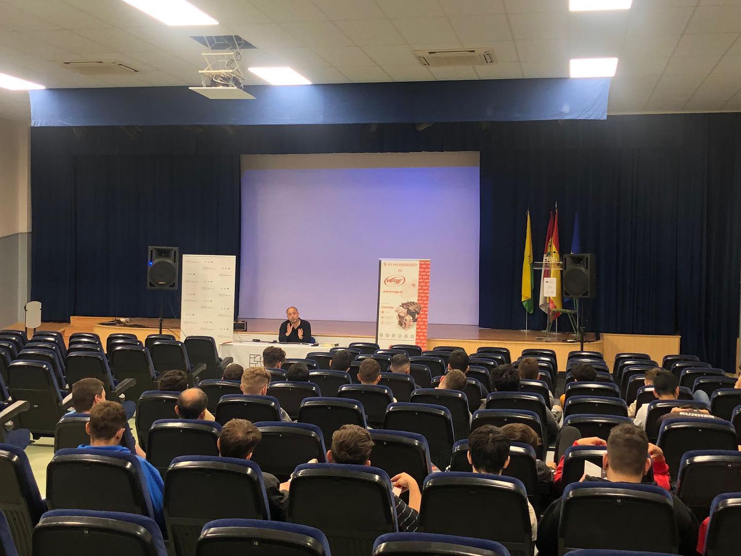 Alumnos del IES Francisco García Pavón de Tomelloso reciben una charla sobre las ventajas y prestaciones de los motores reconstruidos ecológicos
