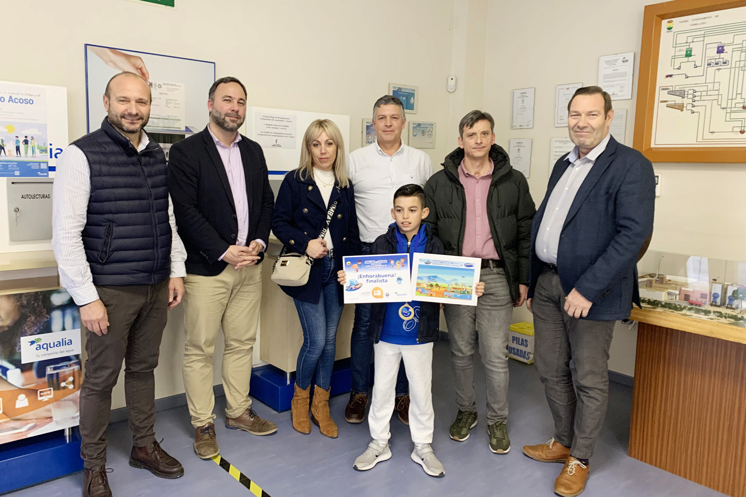 Javier Navarro entrega el premio conseguido por un escolar de Tomelloso en el Concurso Infantil de Dibujo Digital convocado por Aqualia
