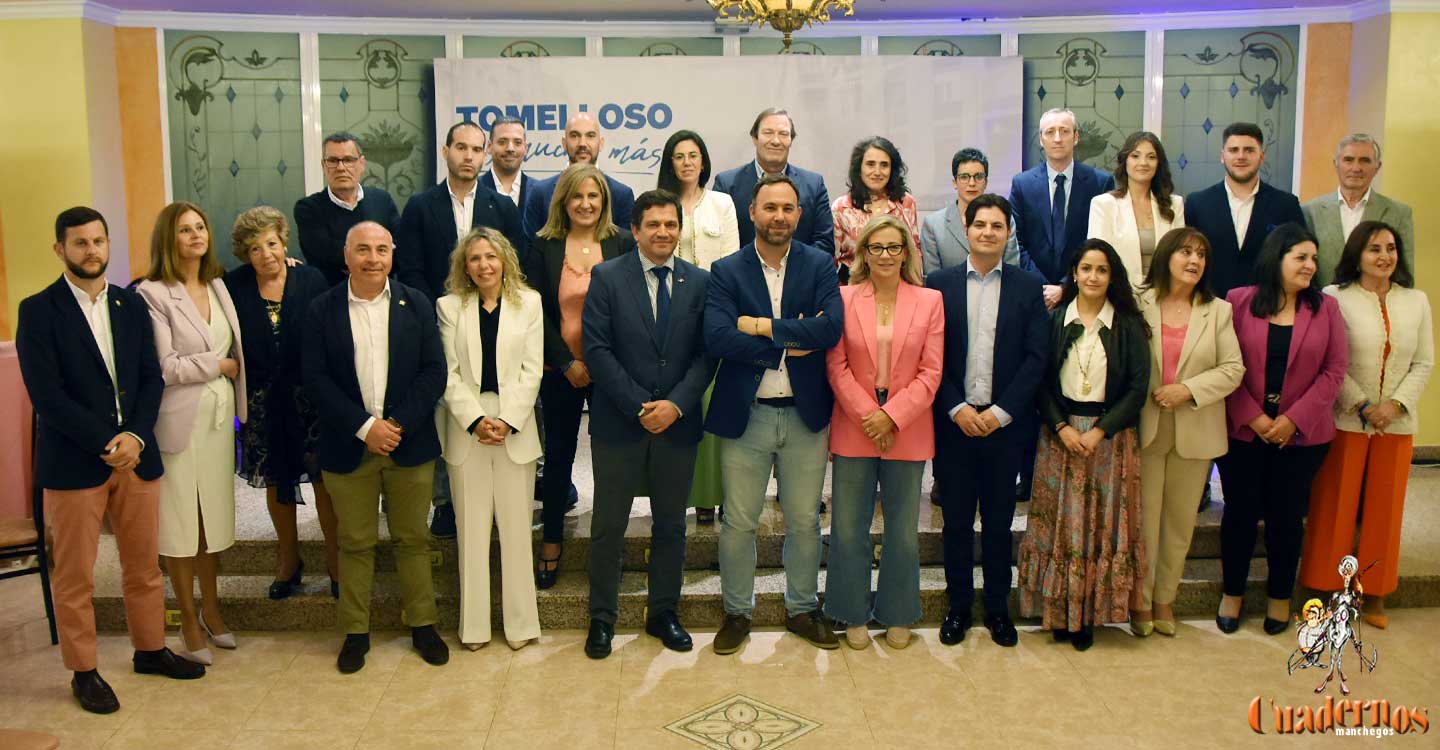 Lola Merino y Miguel Ángel Valverde acompañan a Javier Navarro en la presentación de la candidatura del Partido Popular de Tomelloso