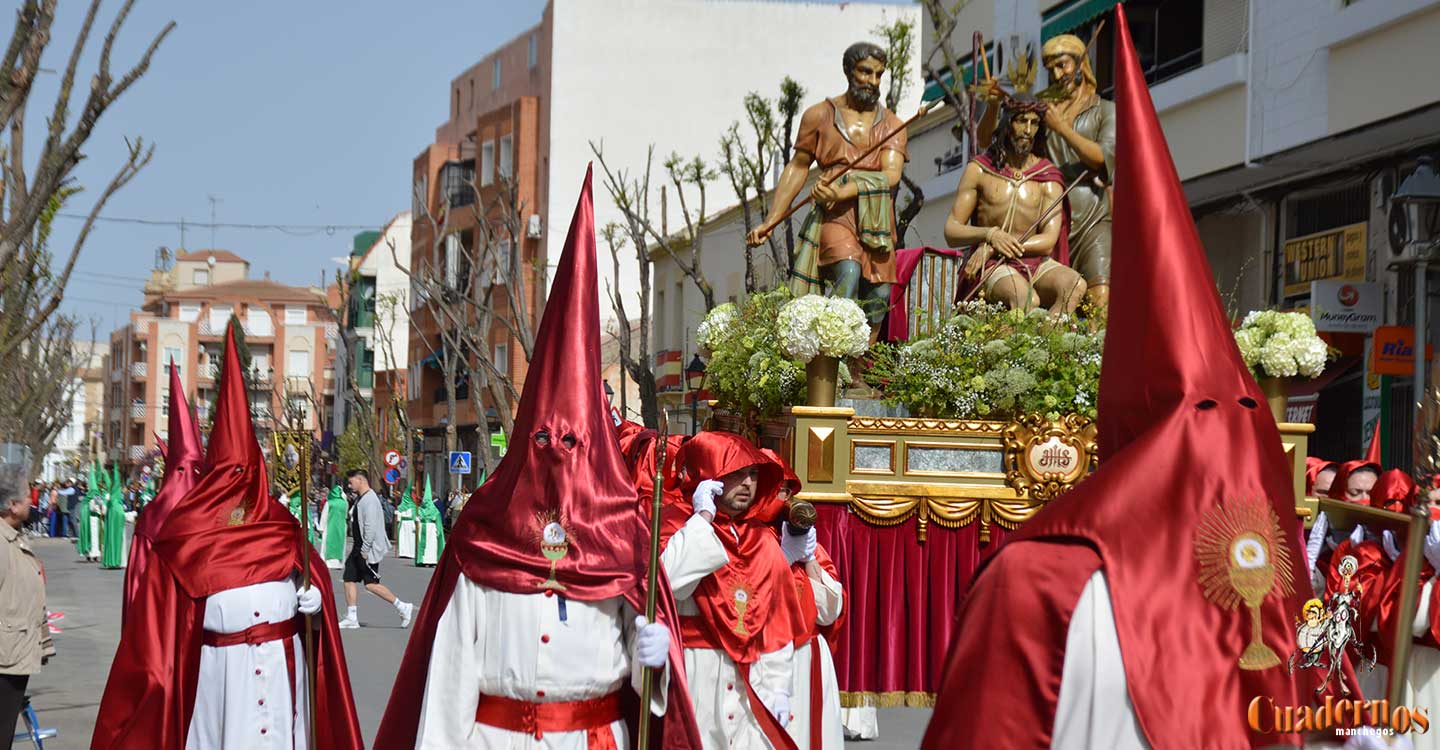 La procesión "Camino del Calvario" recorre Tomelloso en una mañana primaveral del Viernes Santo