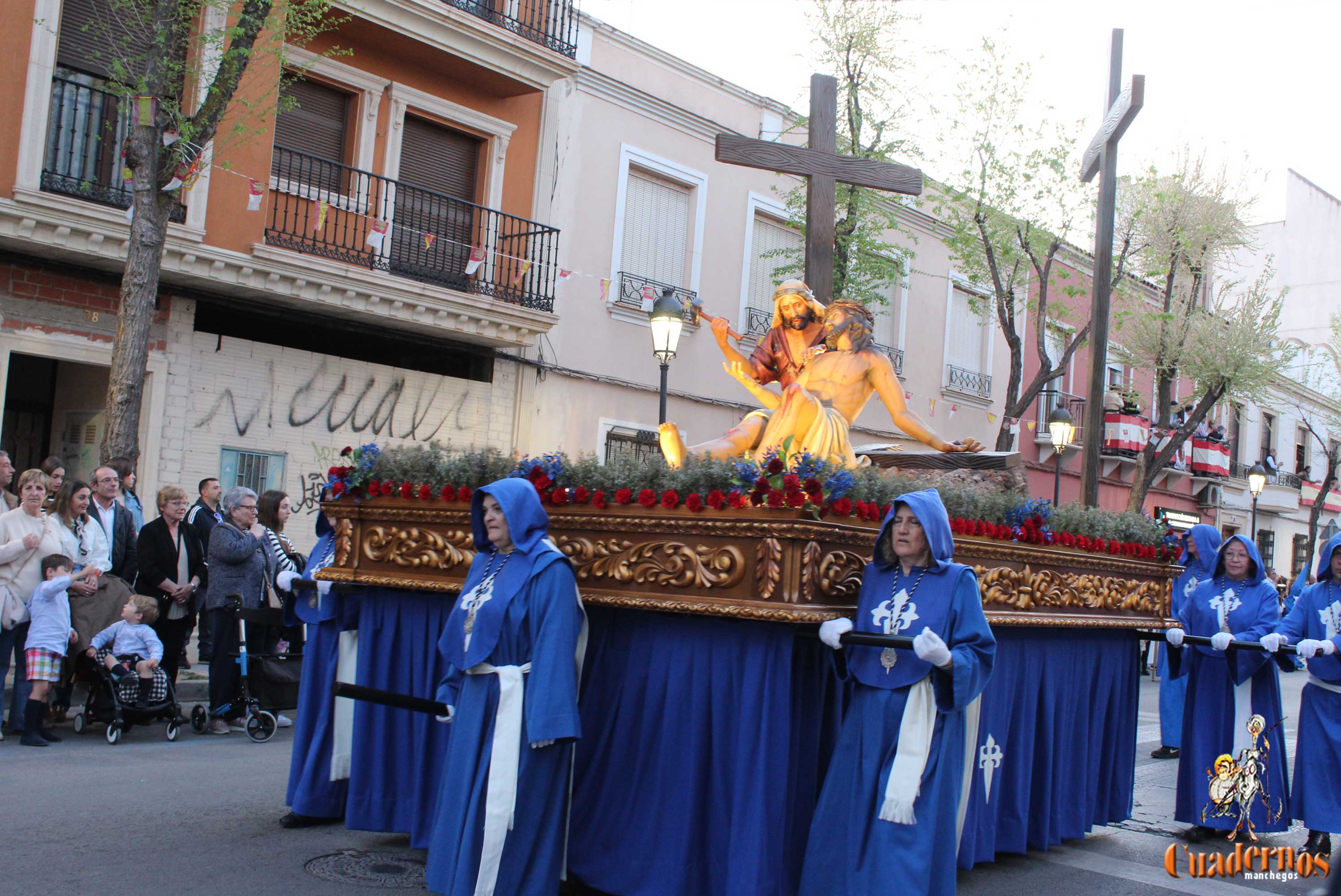 La procesión "Muerte y Entierro de Cristo" congrega a miles de personas en las calles de Tomelloso 