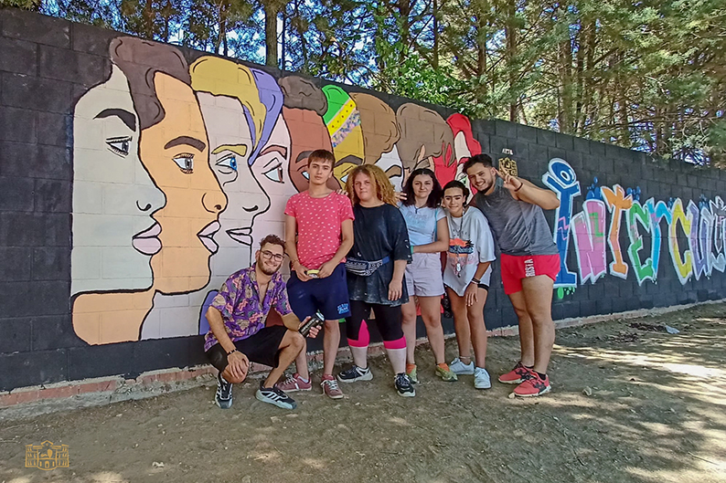 
Los jóvenes del proyecto “OjeaDoreS” realizan un mural sobre la reducción de las desigualdades
