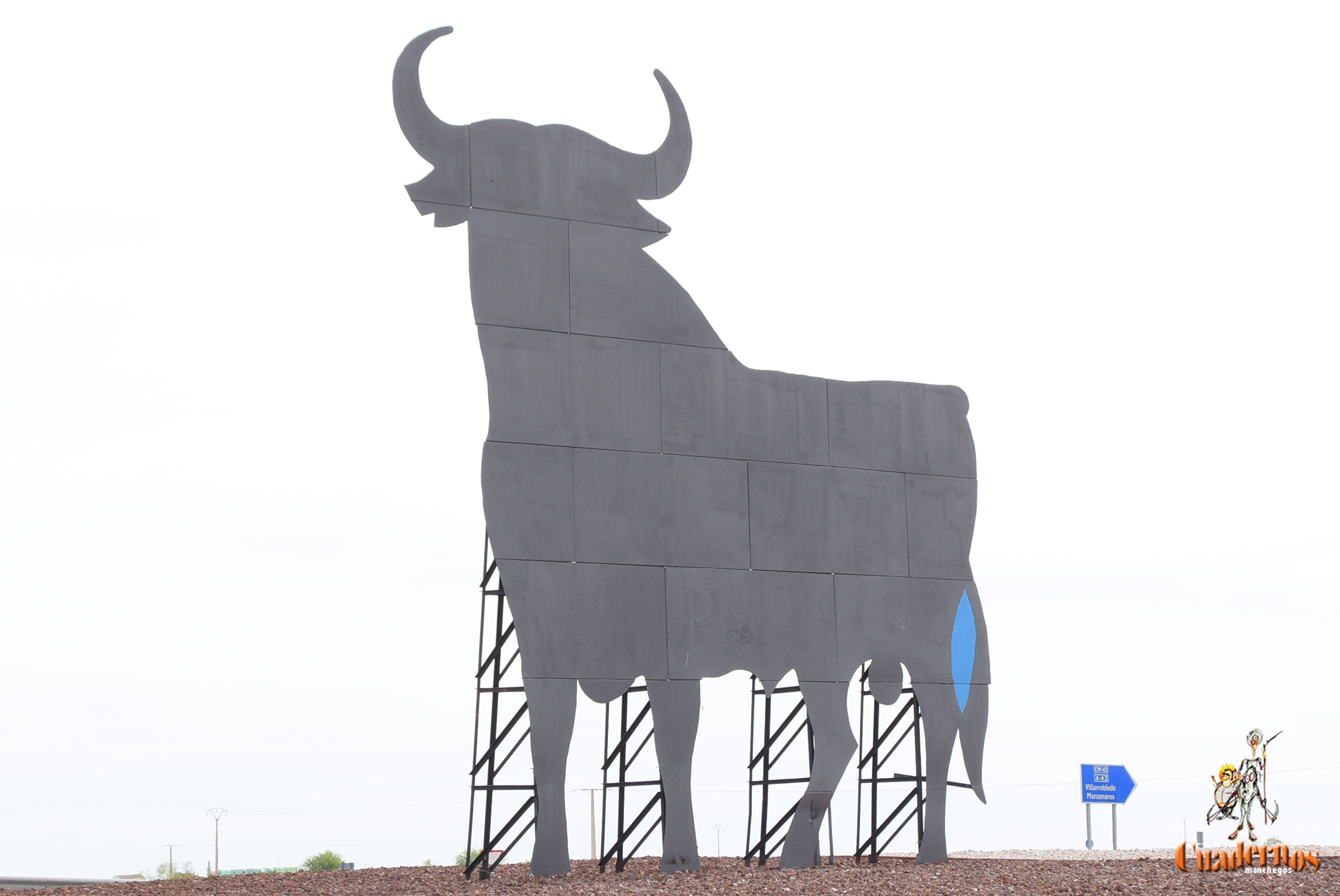 Desaparece el pañuelo de hierbas colocado en el Toro de Osborne de Tomelloso