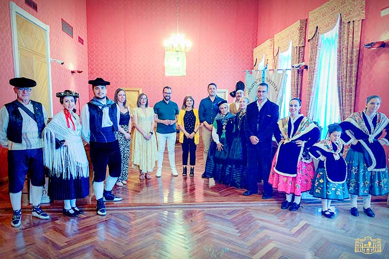 El salón de plenos del Ayuntamiento de Tomelloso acogió la recepción oficial a los grupos participantes en el Festival Folclórico “Virgen de las Viñas”
