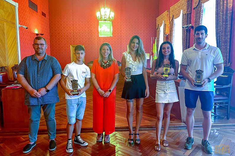 Inmaculada Jiménez traslada el reconocimiento de todo Tomelloso a cuatro jóvenes deportistas de la localidad por sus últimos éxitos
