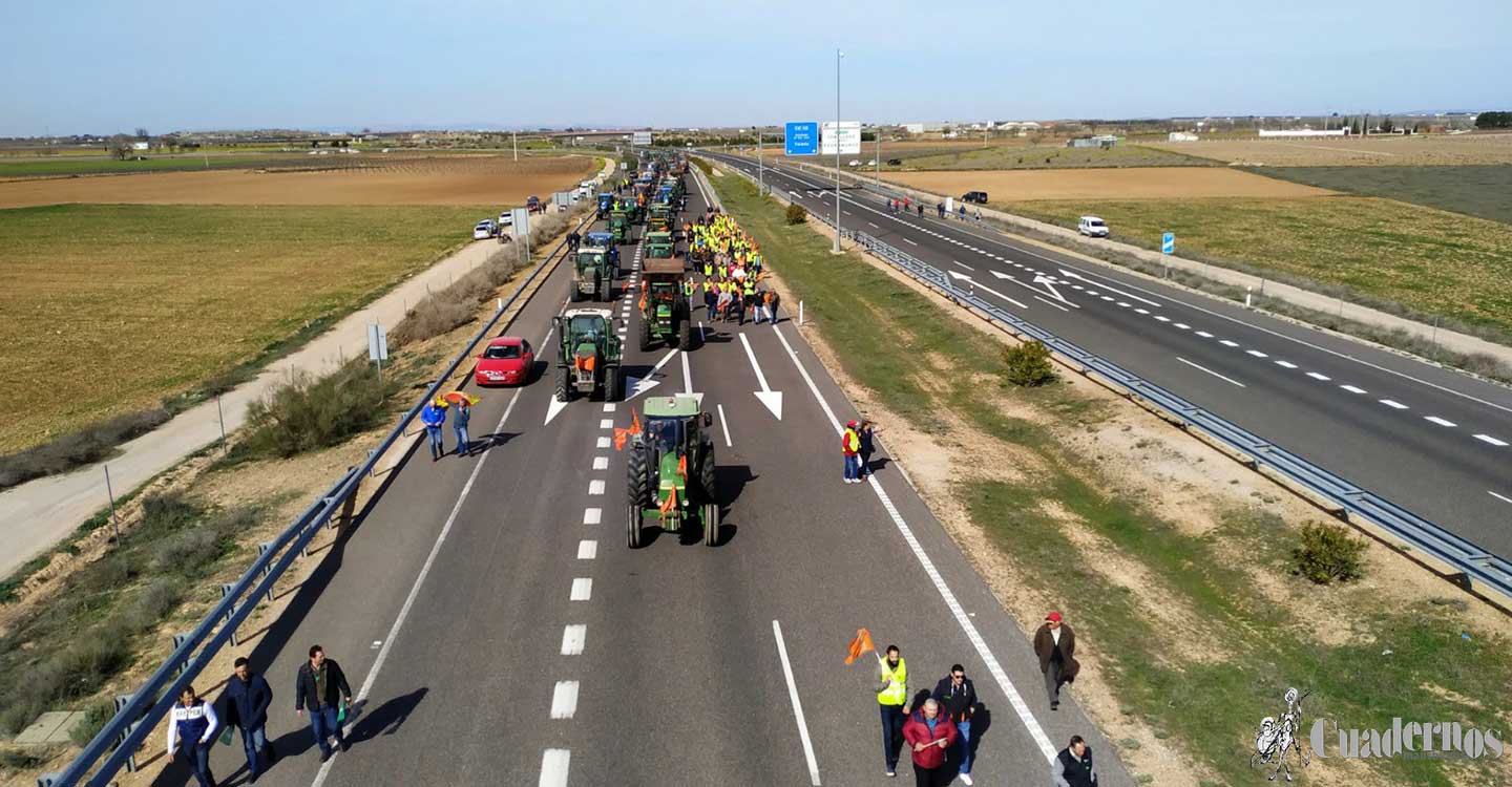 Tomelloso se une a las reivindicaciones por unos precios justos cortando el tráfico en la A-43 y algunos tramos de la Autovía de los Viñedos