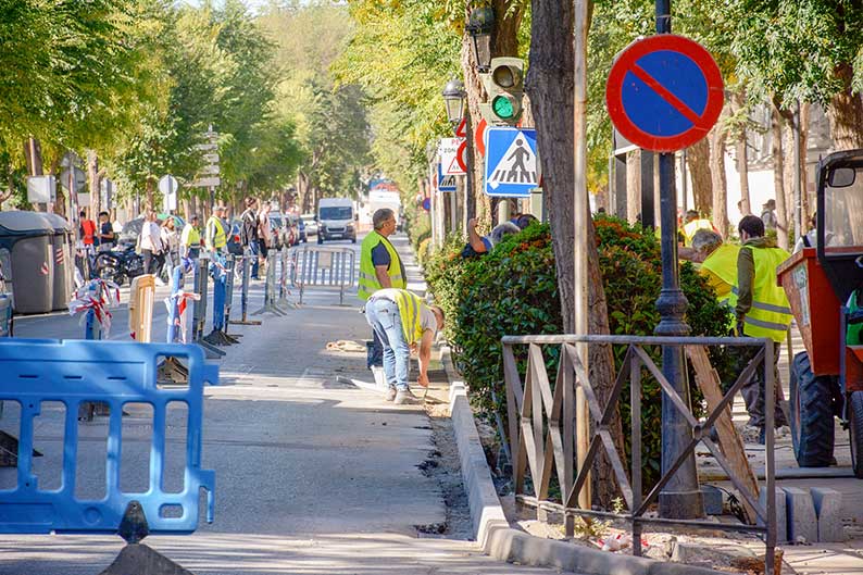 En marcha las obras de renovación de bordillos y mantenimiento de acerados en la Avenida D. Antonio Huertas de Tomelloso
