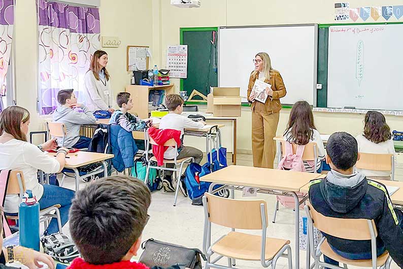 Comienza el reparto por los colegios del libro “Caricia, Brisa y Soletón, Tomelloso de excursión”
