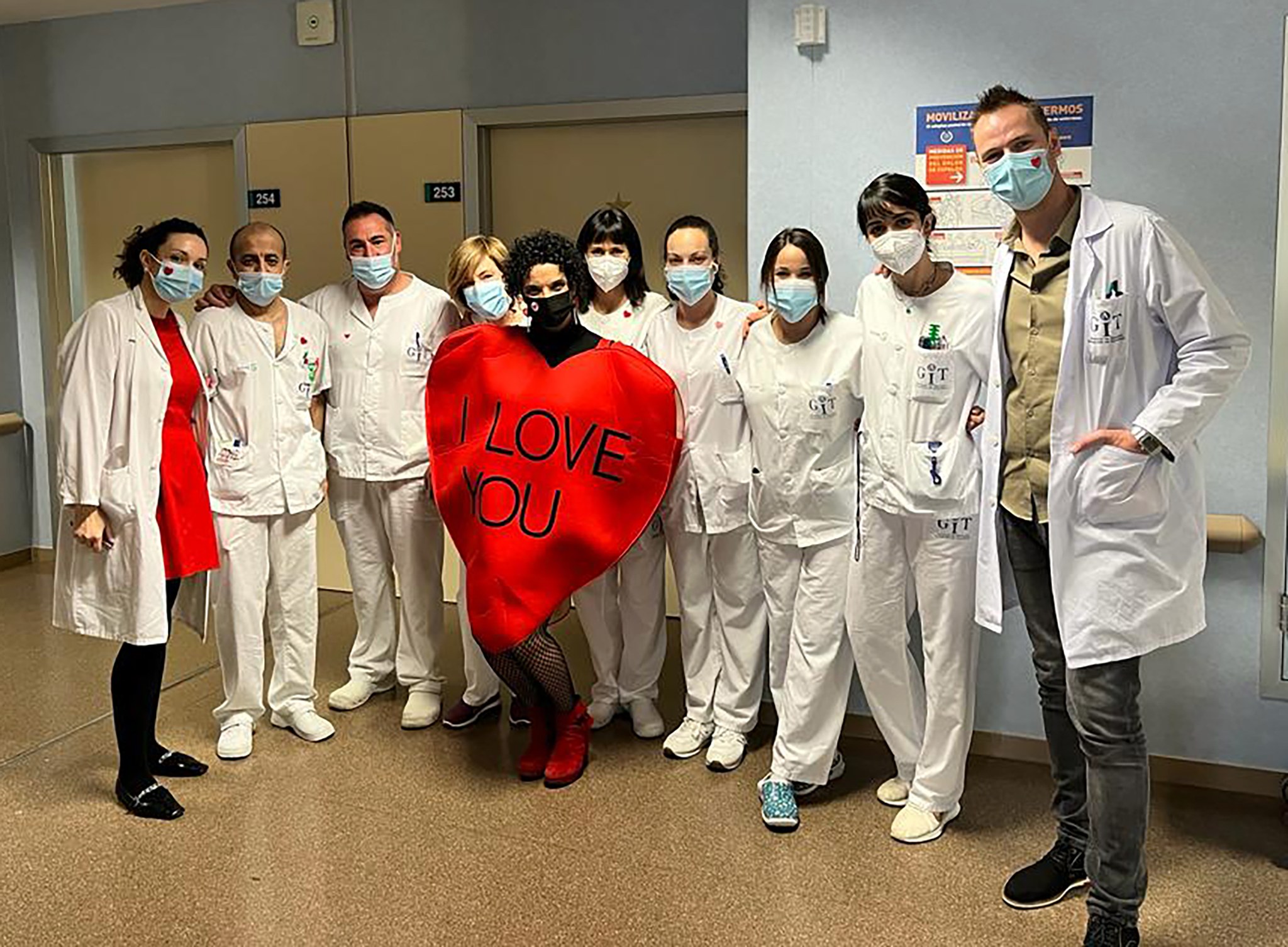 El Hospital de Tomelloso se llena de tarjetas y corazones para hacer más dulce la estancia a sus pacientes en San Valentín