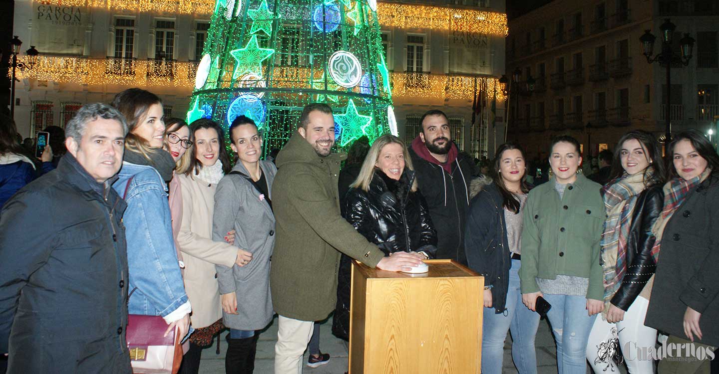 Tomelloso da la bienvenida a la Navidad con el encendido de un  espléndido alumbrado 