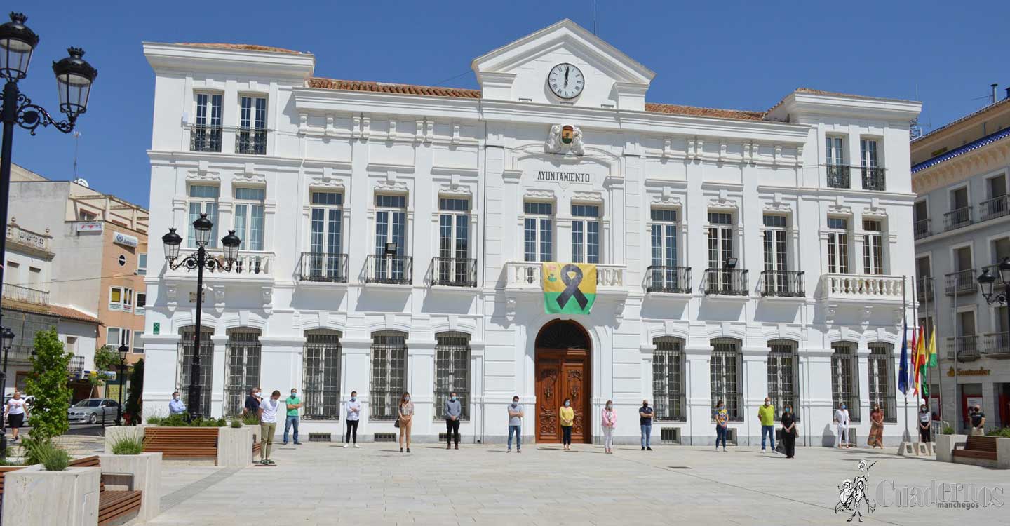 Tomelloso guarda un sentido minuto de silencio en memoria por las víctimas de la COVID-19