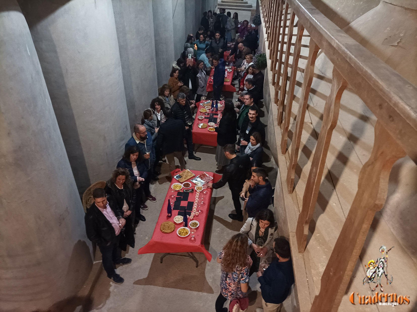 Música, poesía, teatro y vino maridan en la Cueva Perales